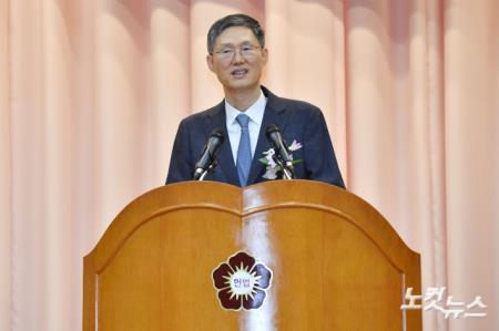 퇴임사하는 문형배 권한대행