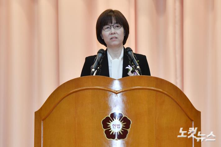 퇴임사하는 이미선 헌법재판관