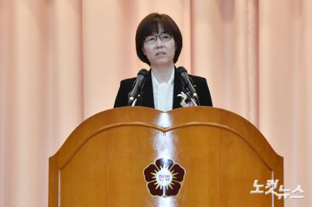 퇴임사하는 이미선 헌법재판관