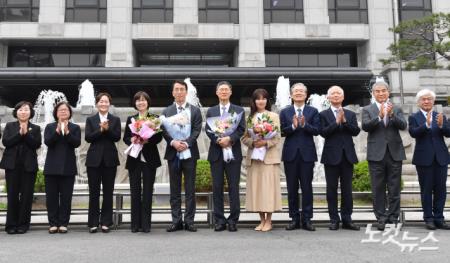 헌법재판관들과 기념촬영하는 문형배-이미선