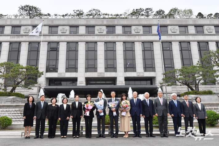 퇴임하는 문형배-이미선...재판관들과 기념촬영