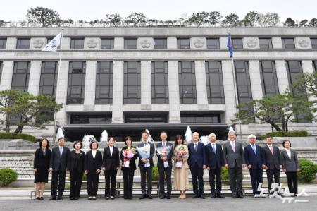 퇴임하는 문형배-이미선...재판관들과 기념촬영