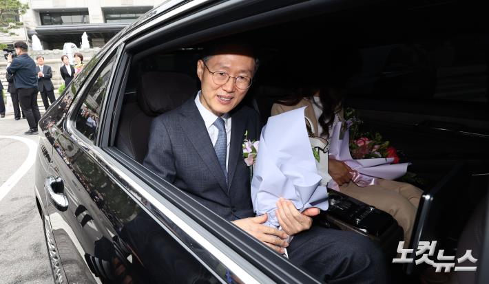 헌재 떠나는 문형배 헌재소장 권한대행