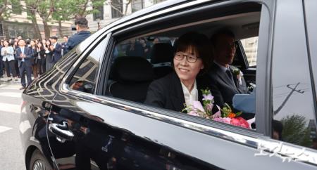 헌재 떠나는 이미선 재판관