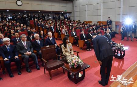 헌법재판소 구성원들에게 인사하는 문형배 권한대행