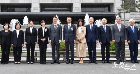 재판관들과 기념촬영하는 문형배 권한대행-이미선 재판관