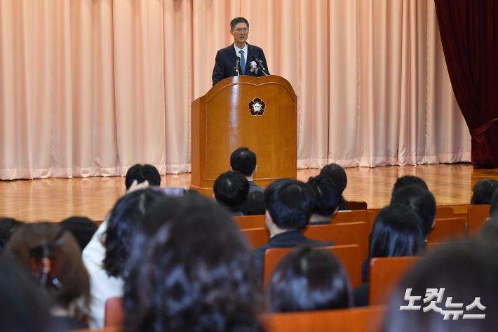 문형배 권한대행 퇴임..."헌재 결정 존중해야"