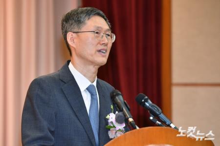 퇴임사하는 문형배 권한대행