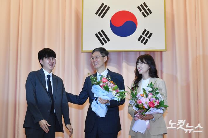 가족들 축하 받는 문형배 권한대행