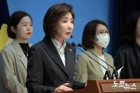 국민의힘 나경원 대선 경선 후보가 18일 오전 서울 여의도 국회 소통관에서 교육공약 발표 기자회견을 하고 있다.