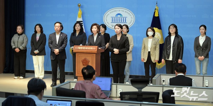 국민의힘 나경원 대선 경선 후보가 18일 오전 서울 여의도 국회 소통관에서 교육공약 발표 기자회견을 하고 있다.