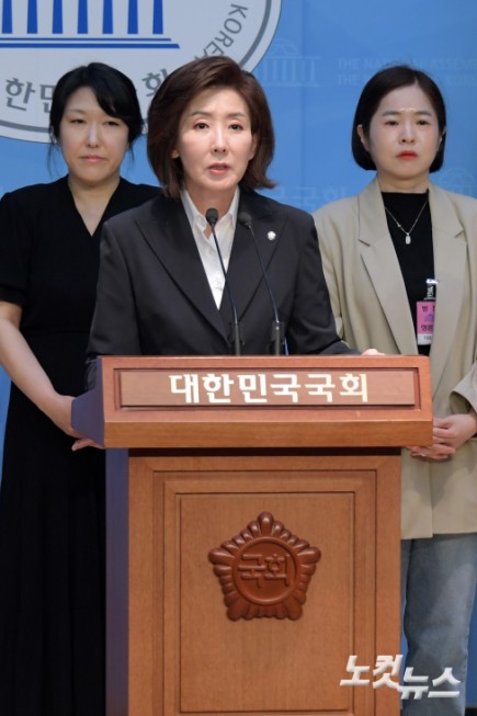 국민의힘 나경원 대선 경선 후보가 18일 오전 서울 여의도 국회 소통관에서 교육공약 발표 기자회견을 하고 있다.