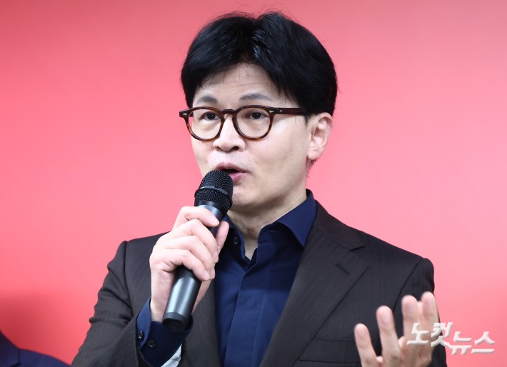 한동훈 국민의힘 대선 경선 후보가 18일 서울 여의도에 마련된 국민먼저캠프 사무실에서 캠프 인사 발표 기자회견을 하고 있다.