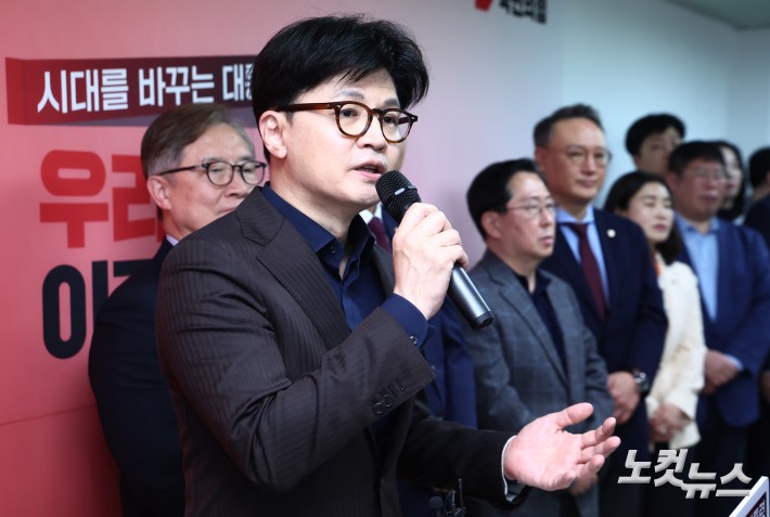 한동훈 국민의힘 대선 경선 후보가 18일 서울 여의도에 마련된 국민먼저캠프 사무실에서 캠프 인사 발표 기자회견을 하고 있다.