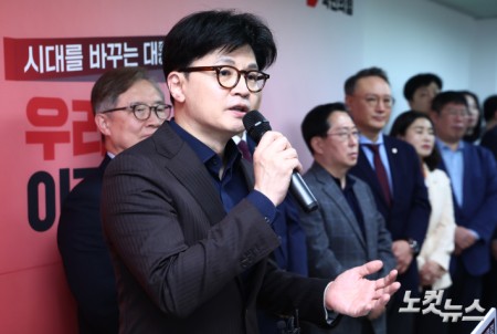 한동훈 국민의힘 대선 경선 후보가 18일 서울 여의도에 마련된 국민먼저캠프 사무실에서 캠프 인사 발표 기자회견을 하고 있다.