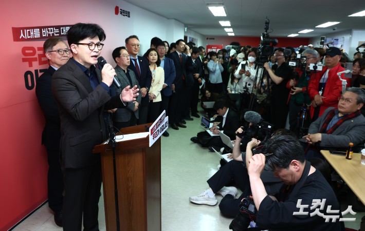 한동훈 국민의힘 대선 경선 후보가 18일 서울 여의도에 마련된 국민먼저캠프 사무실에서 캠프 인사 발표 기자회견을 하고 있다.