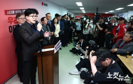 한동훈 국민의힘 대선 경선 후보가 18일 서울 여의도에 마련된 국민먼저캠프 사무실에서 캠프 인사 발표 기자회견을 하고 있다.