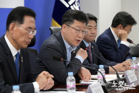 세미나 발언하는 안호영 환노위원장