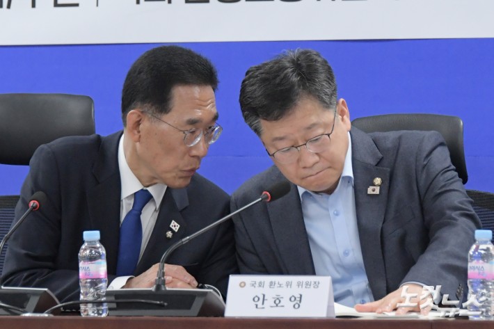 대화하는 안호영 환노위원장-김주영 간사