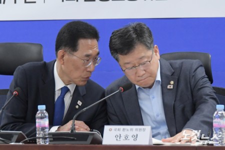 대화하는 안호영 환노위원장-김주영 간사