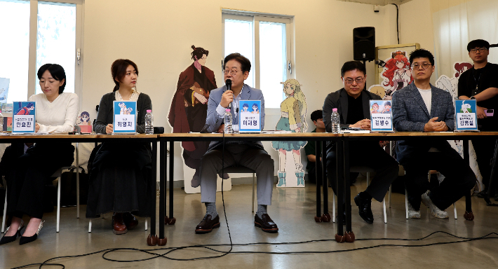 더불어민주당 이재명 전 대표가 18일 대구 북구 사회혁신커뮤니티연구소 협동조합 소이랩에서 열린 K-콘텐츠 기업 간담회에 참석해 발언하고 있다. 연합뉴스