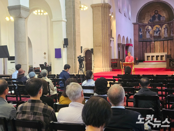 대한성공회는 18일 오후 성 금요일을 맞아 서울 중구 정동 서울주교좌성당 대성당에서 가상칠언 기도회를 가졌다. 성공회 서울교구 김장환 엘리야 주교가 가상칠언 말씀 나눔을 하고 있다. 송주열 기자