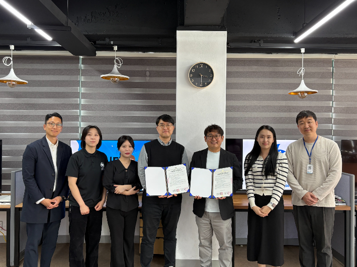 18일 전주기전대학과 전주청소년센터의 업무협약식에서 두 기관 관계자들이 기념 촬영을 하고 있다. 전주기전대학 제공