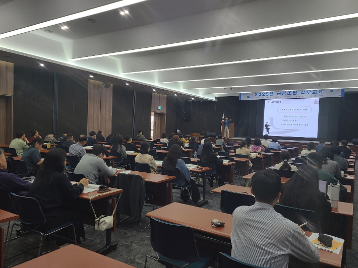 광주상공회의소는 광주광역시와 공동으로 18일 광주상의 7층 대회의실에서 ㈜플러스 이상민 상무이사를 초청해 2025년 공공조달 실무교육을 개최했다. 광주상의 제공