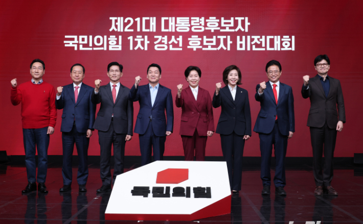 제21대 대통령후보자 국민의힘 1차 경선 후보자 비전대회     (서울=연합뉴스) 18일 서울 강서구 ASSA아트홀에서 열린 '제21대 대통령후보자 국민의힘 1차 경선 후보자 비전대회' 에 참석한 후보들이 기념촬영 하고 있다. 왼쪽부터 유정복, 홍준표, 김문수, 안철수, 양향자, 나경원, 이철우, 한동훈 후보. 2025.4.18 [국회사진기자단]     photo@yna.co.kr  (끝)   <저작권자(c) 연합뉴스, 무단 전재-재배포, AI 학습 및 활용 금지> 연합뉴스
