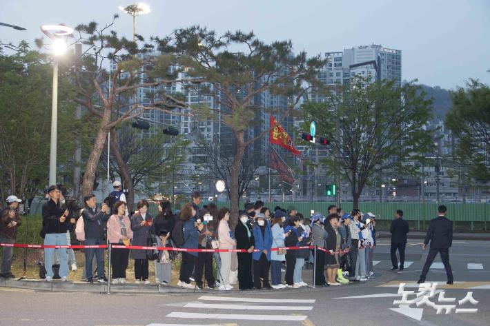 더불어민주당 대선경선후보자 기다리는 지지자들