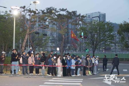 더불어민주당 대선경선후보자 기다리는 지지자들