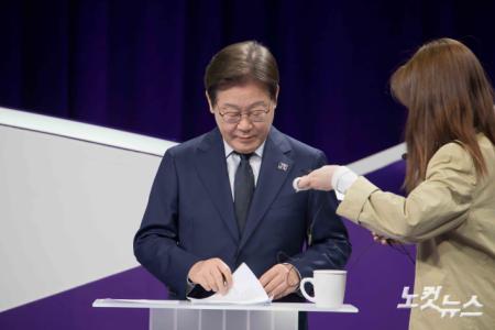 마이크 착용하는 이재명 후보