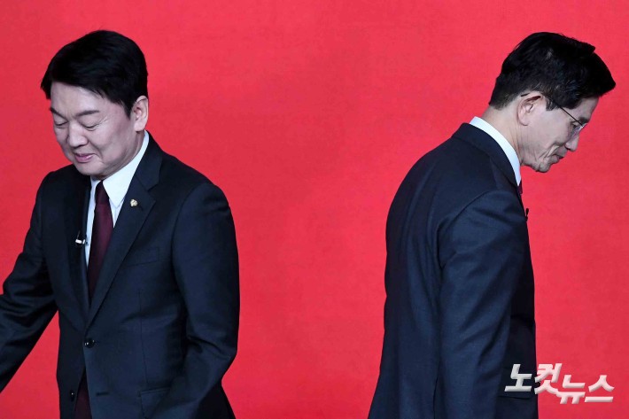 자리로 돌아가는 안철수-김문수