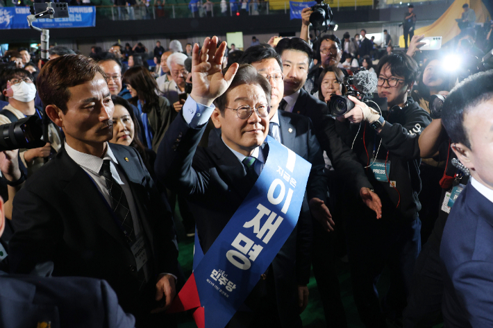 더불어민주당 이재명 대선 경선 후보가 19일 오후 충북 청주체육관에서 열린 '제21대 대통령선거 후보자 선출을 위한 충청권 합동연설회'에서 경선 결과 발표를 들은 뒤 인사하고 있다. 연합뉴스