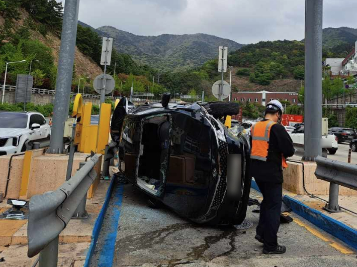 19일  부산 사상구 모라동 백양터널 요금소에서 승용차 1대가 전도됐다. 부산경찰청 제공 
