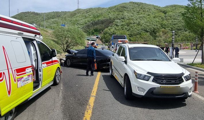 119 구급대원들이 사고 현장에서 부상자를 이송하고 있다. 경북소방본부 제공