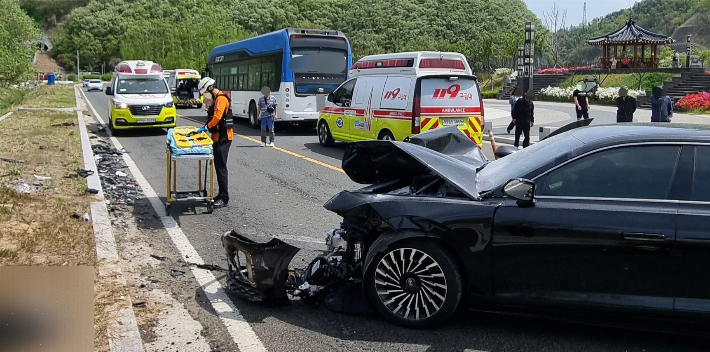 119 구급대원들이 사고 현장에서 부상자를 이송하고 있다. 경북소방본부 제공