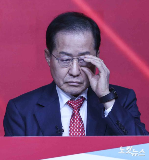 안경 고쳐쓰는 홍준표 후보