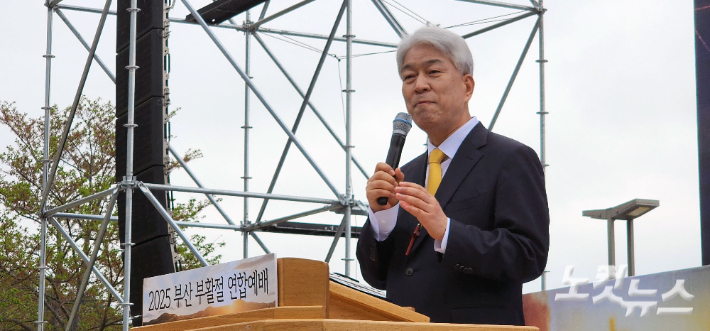 포도원교회 김문훈 목사가 '십자가 부활'을 주제로 말씀을 전하고 있다. 이강현 기자