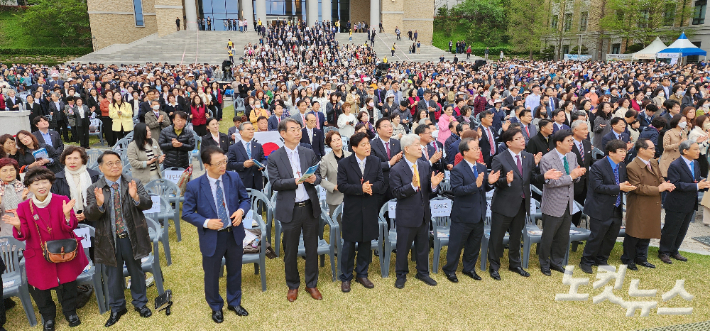 2025 부산 부활절연합예배 참석자들이 예배 순서에 앞서 찬양을 하고 있다. 이강현 기자