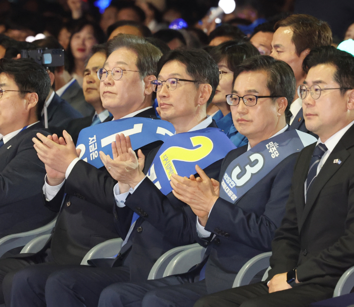 손뼉치는 민주당 대선 경선 후보들. 연합뉴스