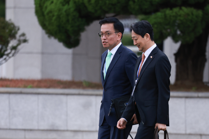 대화 나누는 최상목 부총리(왼쪽)와 안덕근 산자부 장관. 연합뉴스