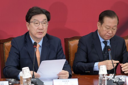 발언하는 권성동 원내대표