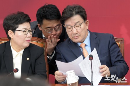 관게자와 대화하는 권성동 원내대표