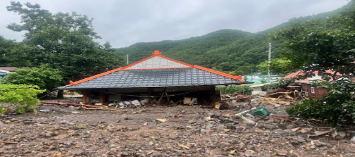 지난해 7월 폭우에 휩쓸려 내려온 토사에 반파된 경북 영양군 임동면 주택. 경상북도 제공