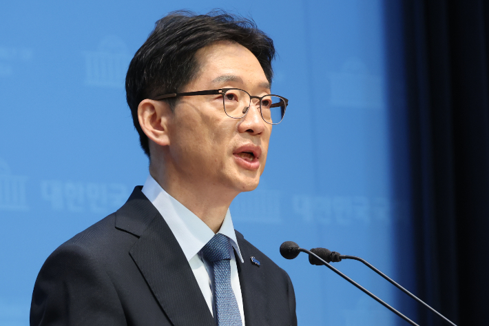 더불어민주당 김경수 대선 경선 후보가 21일 서울 여의도 국회 소통관에서 교육·사회·정치·외교·안보·국방 분야 정책 공약을 발표하고 있다. 연합뉴스