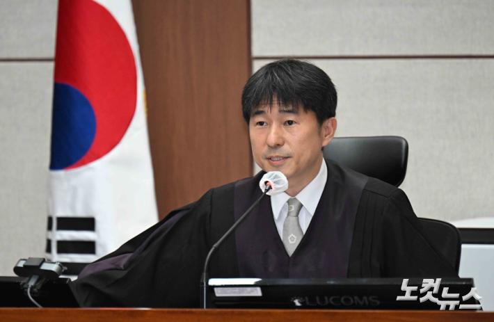 취재진 퇴장 명령하는 지귀연 판사