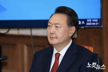 피고인석 착석한 윤석열
