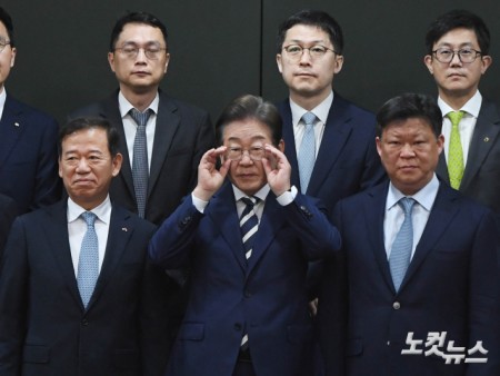 안경 올려쓰는 이재명