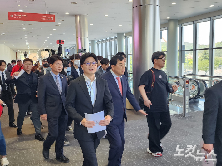 국민의힘 한동훈 대선 경선 예비후보가 주낙영 경주시장의 안내를 받으며 경주화백컨벤션센터를 살펴보고 있다. 문석준 기자